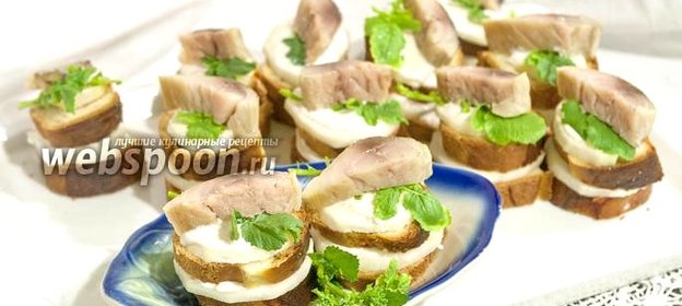 Канапе из томатного хлеба, скумбрии и дайкона