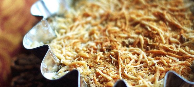 Гратен из белой фасоли, черемши и кресс-салата