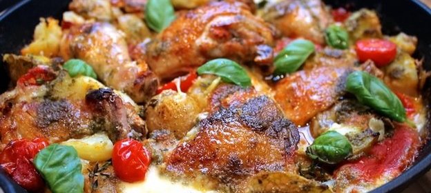 Курица по-итальянски с ветчиной, базиликом и фасолью