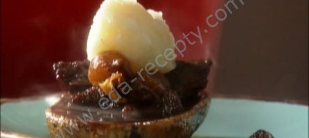 Тушеная говядина и фаршированный картофель