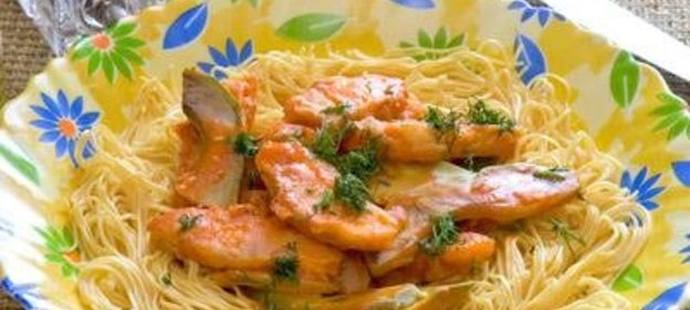 Паста с хеком и ломтиками авокадо