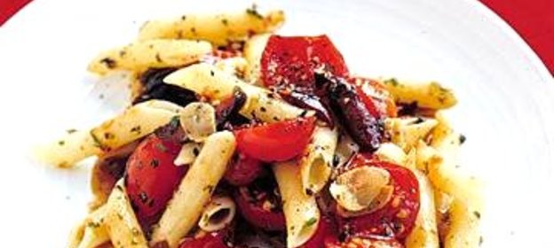 Паста с помидорами и маслинами