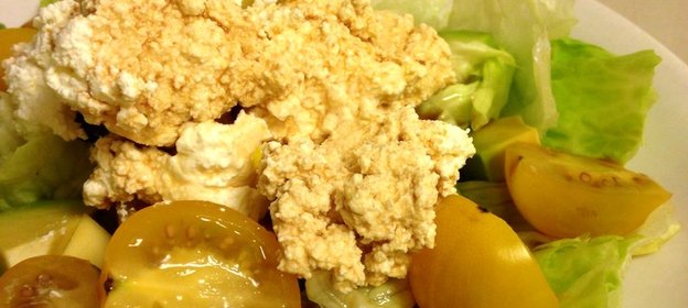 Салат из авокадо, черри и зерненого творога