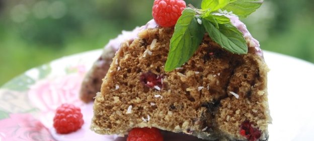 Ягодно-кокосовый кекс на питьевом йогурте в микроволновой печи за 5 минут