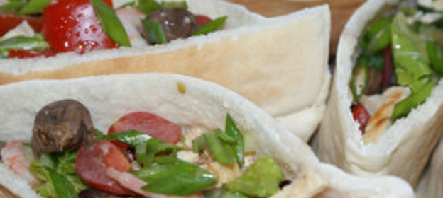 Теплый салат в пите