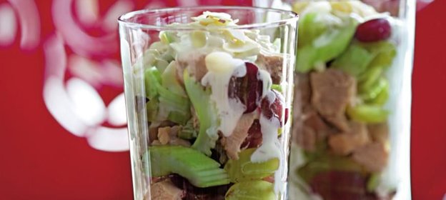 Салат с кальмарами, курицей и фисташками