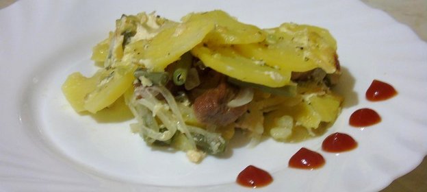 Картофельная запеканка со спаржей и мясом под соусом