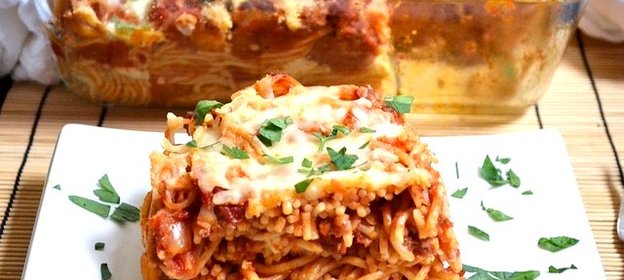 Запеченные спагетти с сосисками