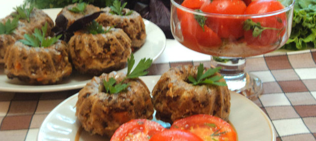 Закусочные кексы с куриной печенью и овощами