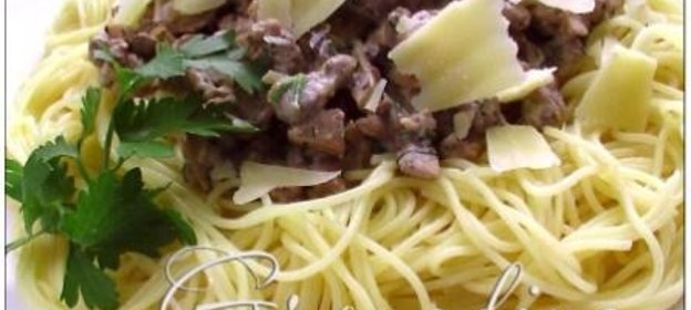 Спагетти с говядиной и грибами в сливочном соусе