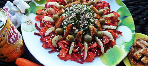 Свекольно-морковный салат с пикантным творогом