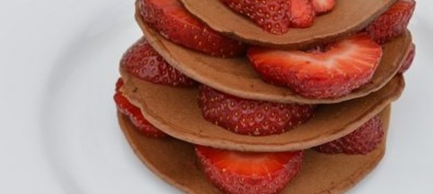 Сладкие шоколадные мини блинчики с клубникой