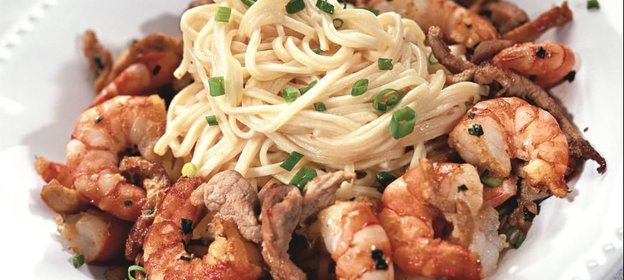 Лапша со свининой и креветками