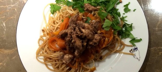 Рисовая лапша с курицей ткемали и карамелизированной морковью