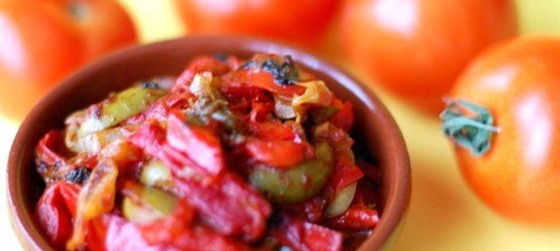 Салат из жареных на гриле перцев, маслин и вяленых томатов