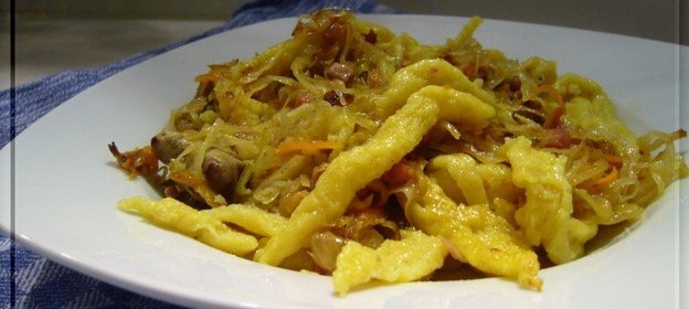 Шпетцле (немецкая домашняя лапша) с квашенной капустой