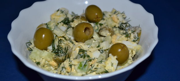 Салат с оливками и огурцом