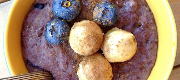 Овсяная каша с бананом, голубикой и кленовым сиропом