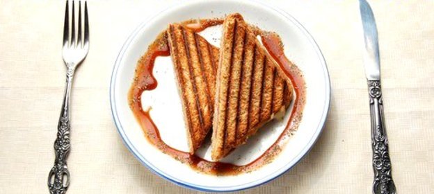 Сырные сэндвичи с карамелизованными яблоками на гриле