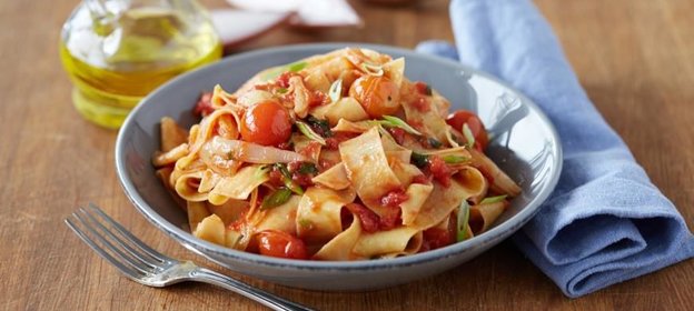 Томатная паста с помидорами черри и луком шалот