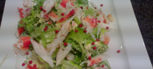 Салат с крабами и соусом Филадельфия