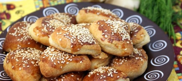 Спагетти с креветками, фетой и помидорами