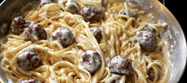 Паста Альфредо с фрикадельками