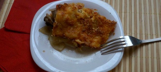 Запеканка с куриными бедрышками и копченым сыром