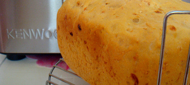 Хлебушек с сыром и кунжутом (рецепт для хлебопечки)