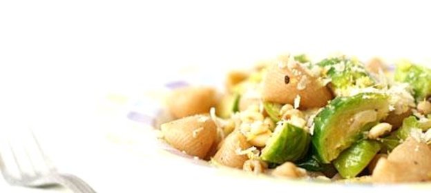 Паста с брюссельской капустой и кедровыми орешками