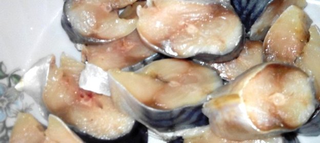 Соленая скумбрия с кориандром и перцем