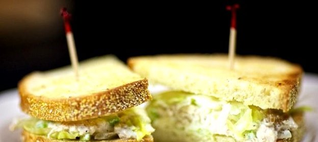 Салат с гренками