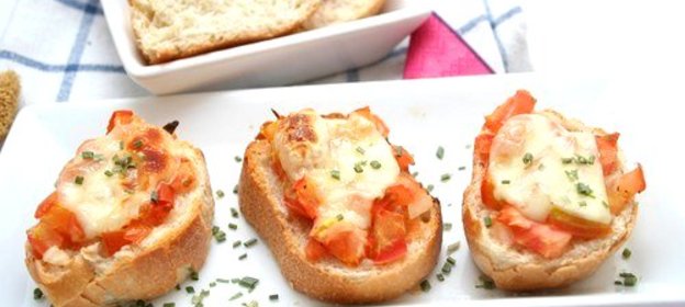 Пицца из багета с ветчиной, маслинами и разноцветными перцами