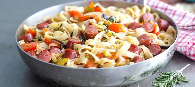 Паста с колбасками, маслинами и пряными травами