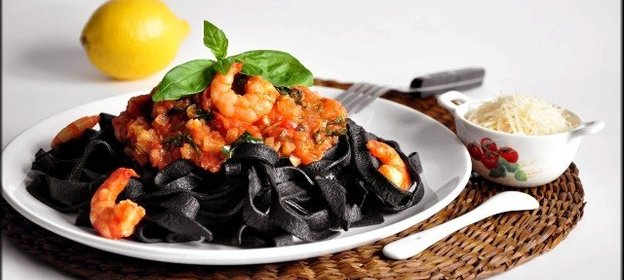 Домашняя паста с чернилами каракатицы, креветками и томатным соусом с сельдереем и рукколой