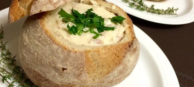 Клэм-чаудер в хлебной тарелке
