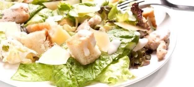 Салат «Цезарь» с чесночным хлебом