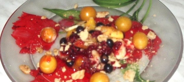 Салат ягодный микс с малиновым сиропом