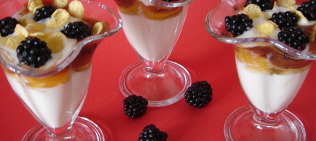 Десерт из йогурта с фруктами