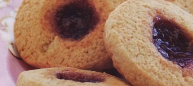 Песочное печенье с клубничным джемом