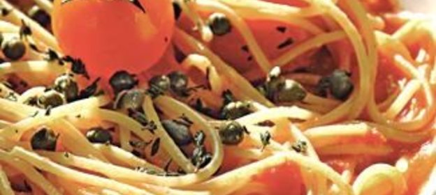 Спагетти с томатным соусом, тимьяном и каперсами