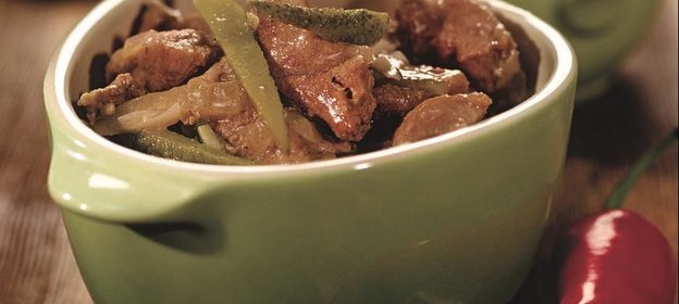 Говядина с солеными огурцами и медом