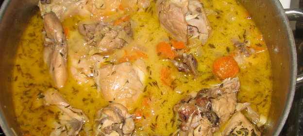 Кролик с чесноком и розмарином в белом вине