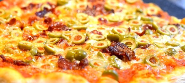 Пицца с оливками и колбасой