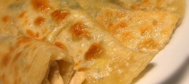 лепешки с черемшой и копченым чечилом (почти кутабы)