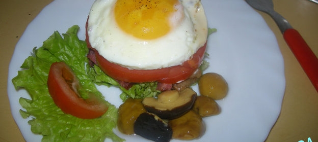 Яичница с беконом и креветками