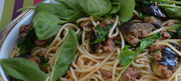 Спагетти с печеным баклажаном, ароматным пармиджано и мини-шпинатом