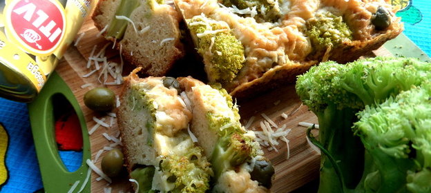 Кекс с брокколи и оливками