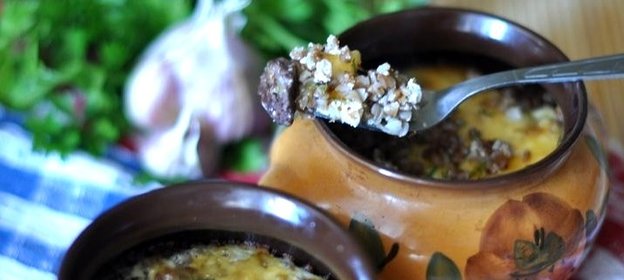 Куриные сердечки в горшочках с гречкой