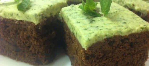 Шоколадный пирог с мятной глазурью